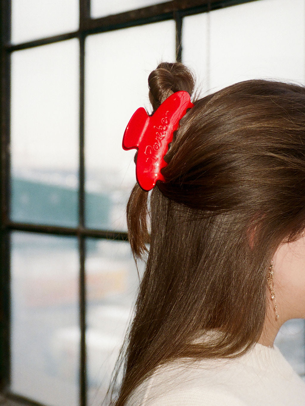 girl wearing ruby claw clip -ruby