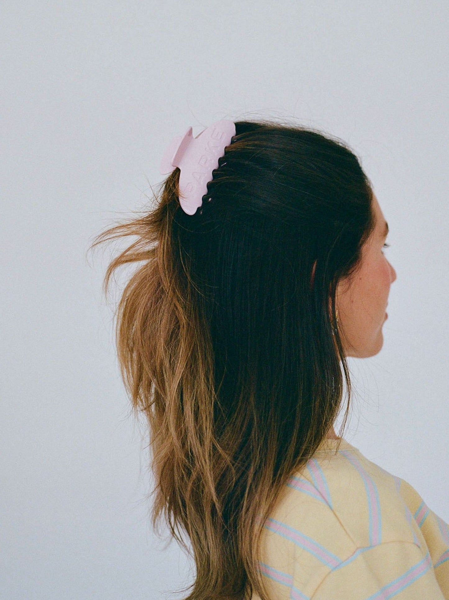 girl wearing claw clip -sprinkle