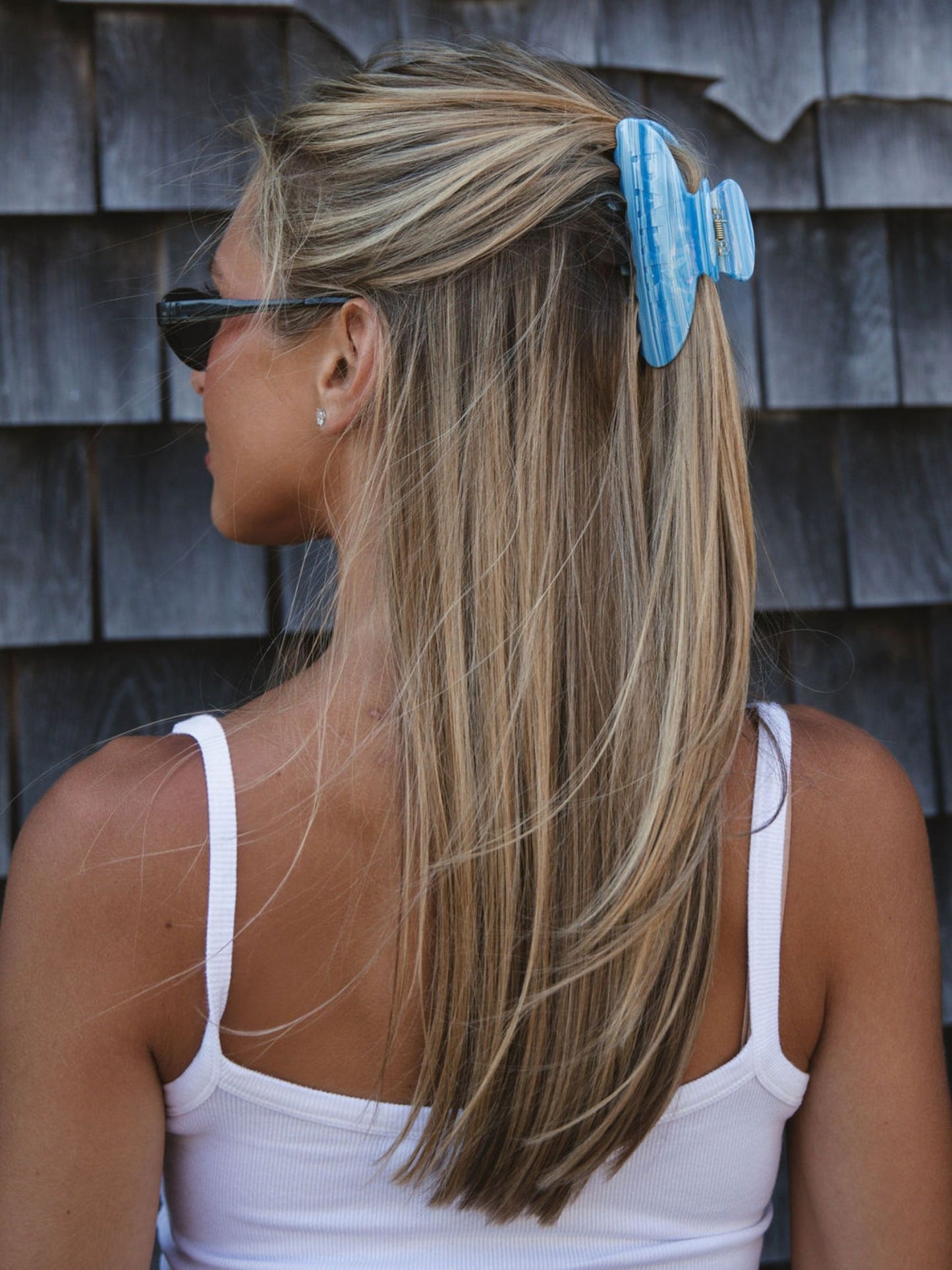 girl wearing claw clip -hydrangea