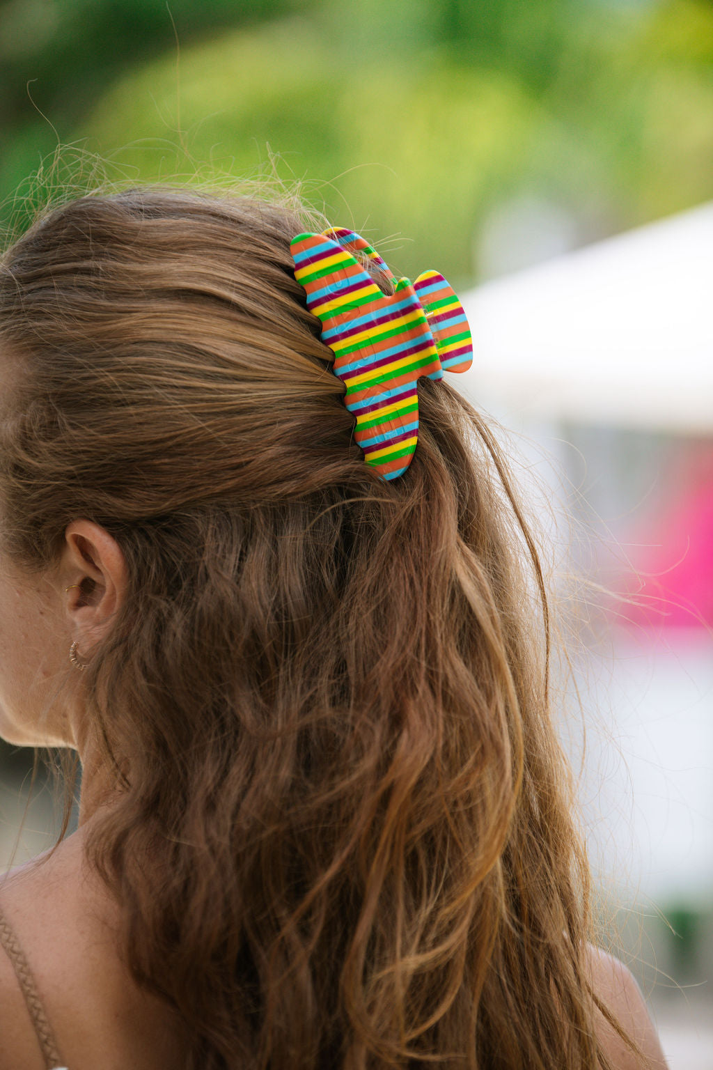 girl wearing claw clip -summerland stripe