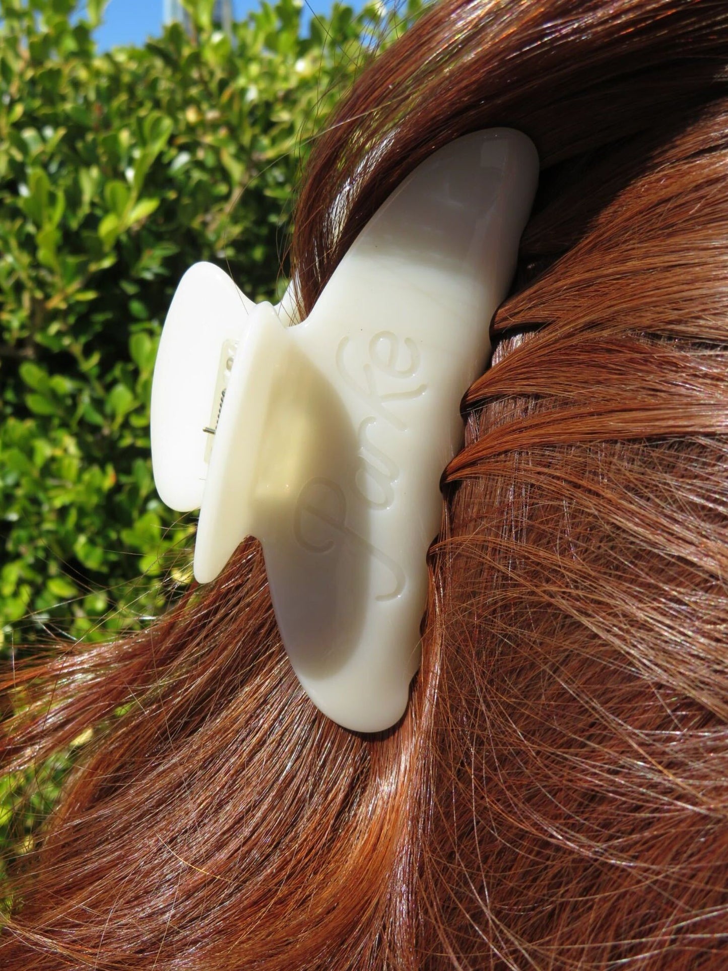 girl wearing Cities Claw Clip -peel