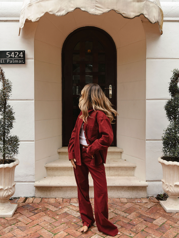 girl wearing burgundy low rise baggy pant - burgundy
