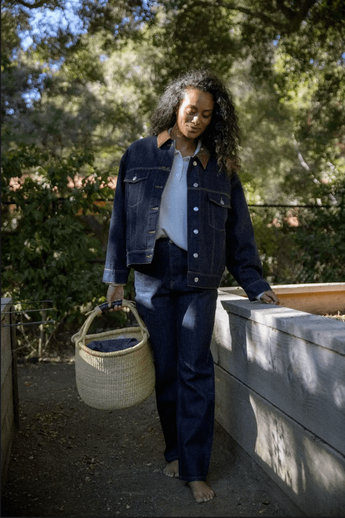 girl wearing 90s straight jean dark wash -dark wash