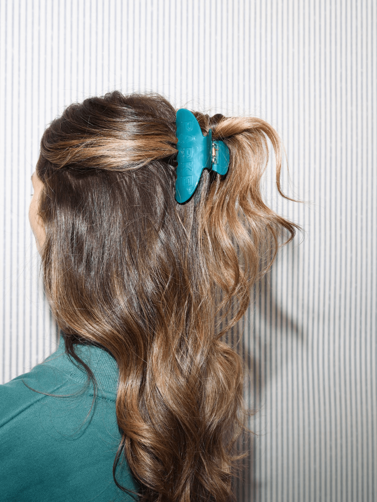 evergreen claw clip in hair -evergreen