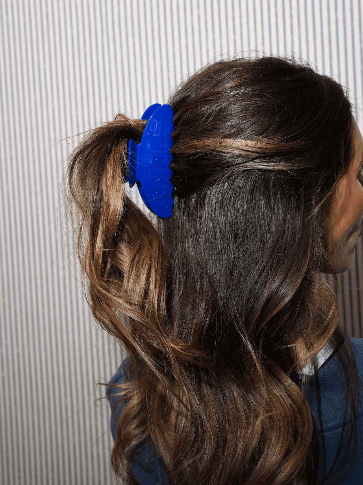 girl wearing claw clip -sapphire