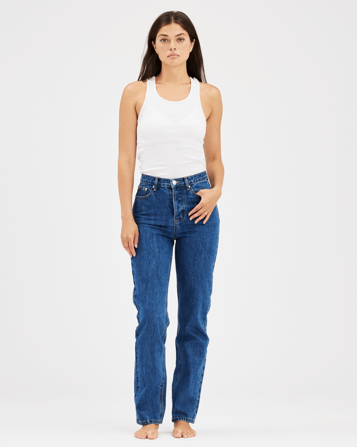 girl wearing 90s straight med wash jean -med wash