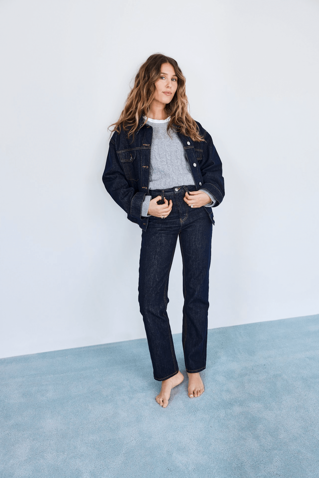 model wearing dark wash 90's jeans -dark wash