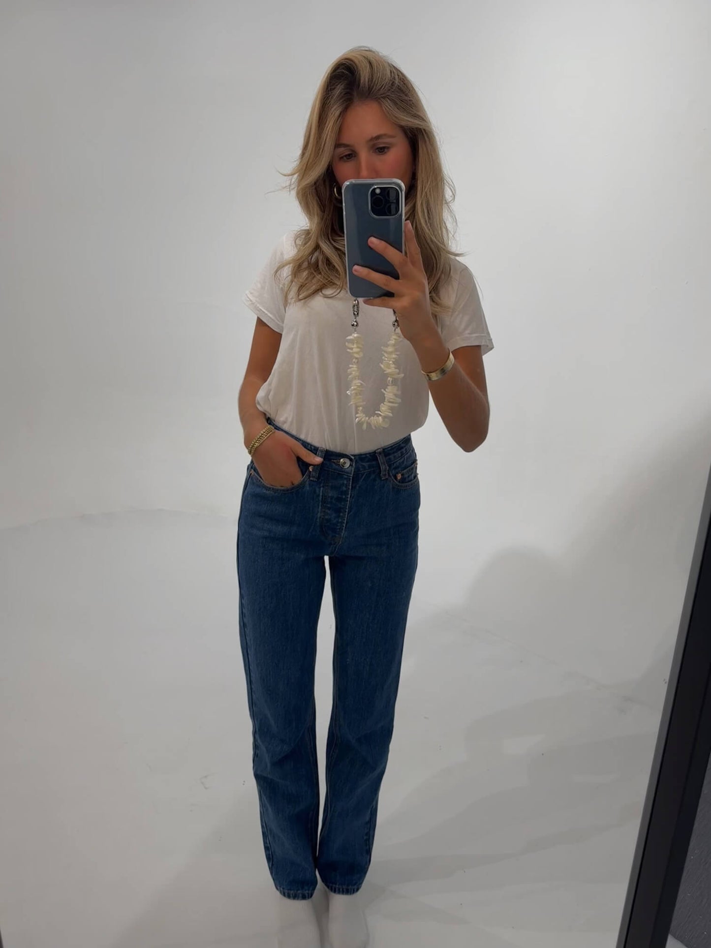 girl wearing med wash 90's straight jean -med wash