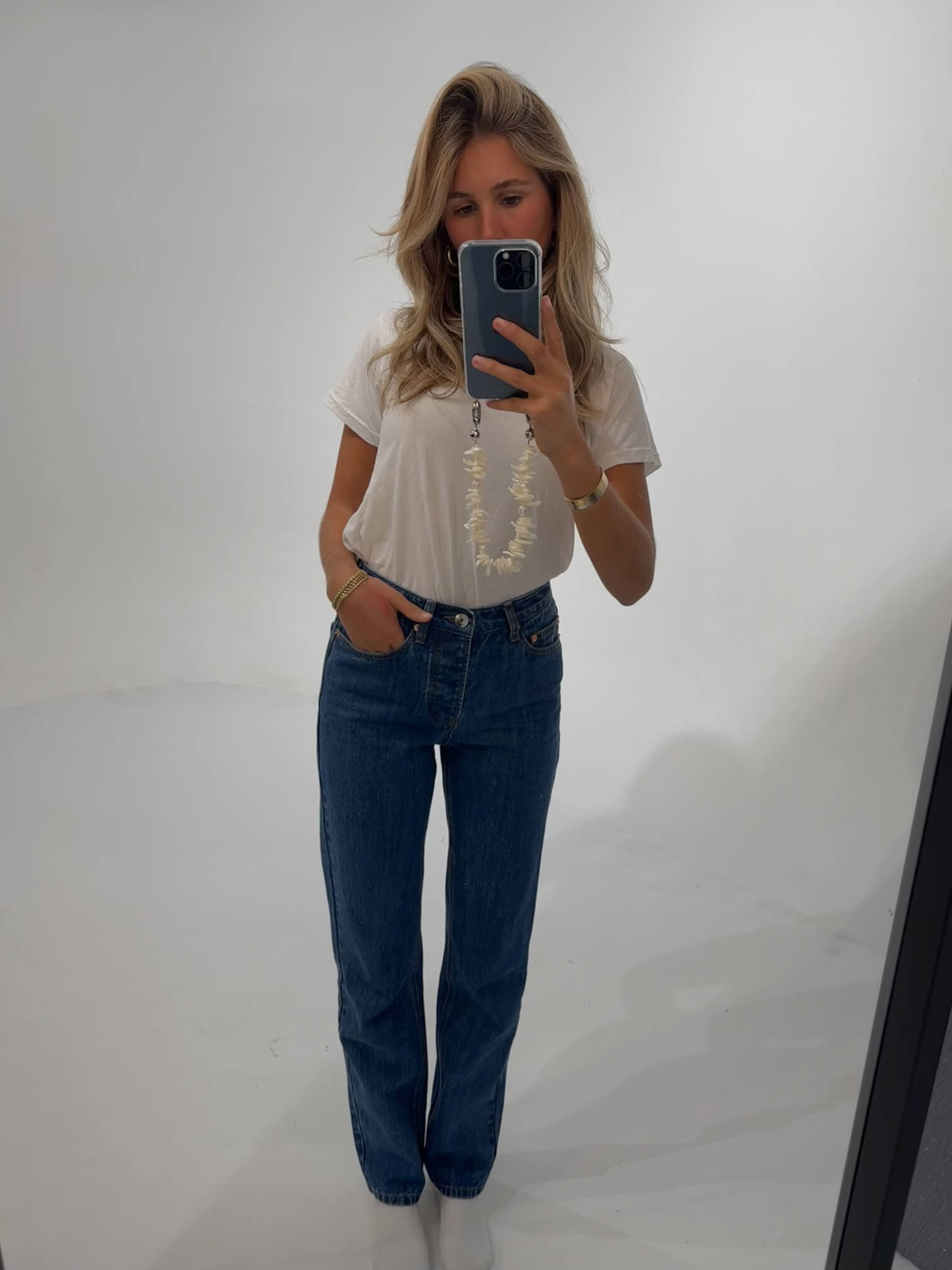 girl wearing med wash 90's straight jean -med wash