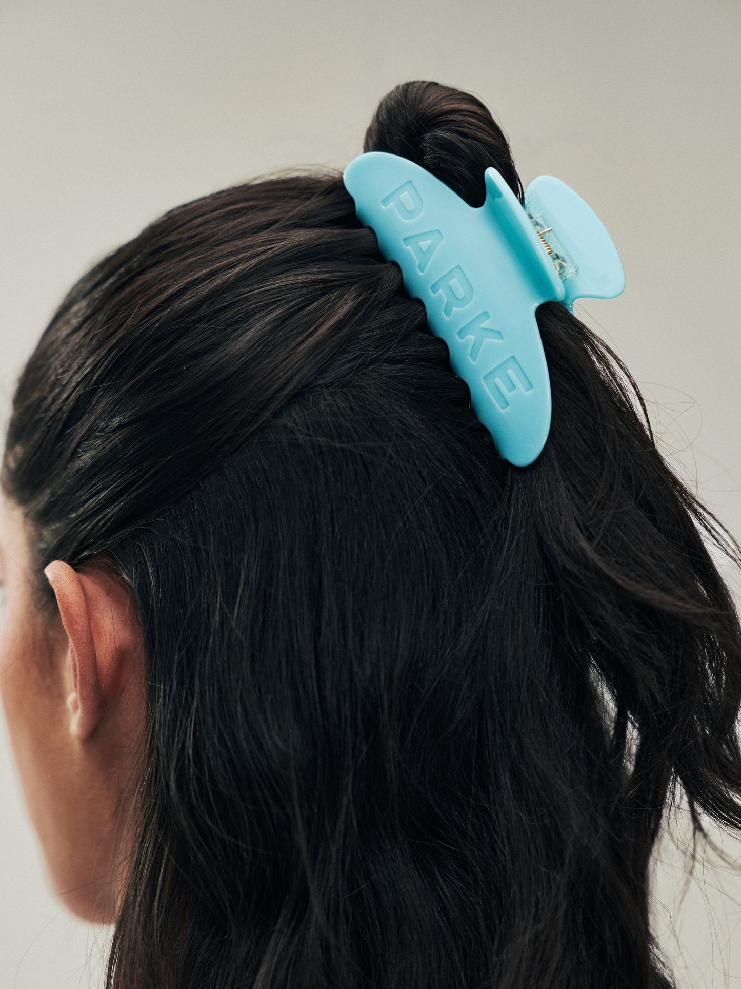 girl wearing Holiday Claw Clip -baby blue 