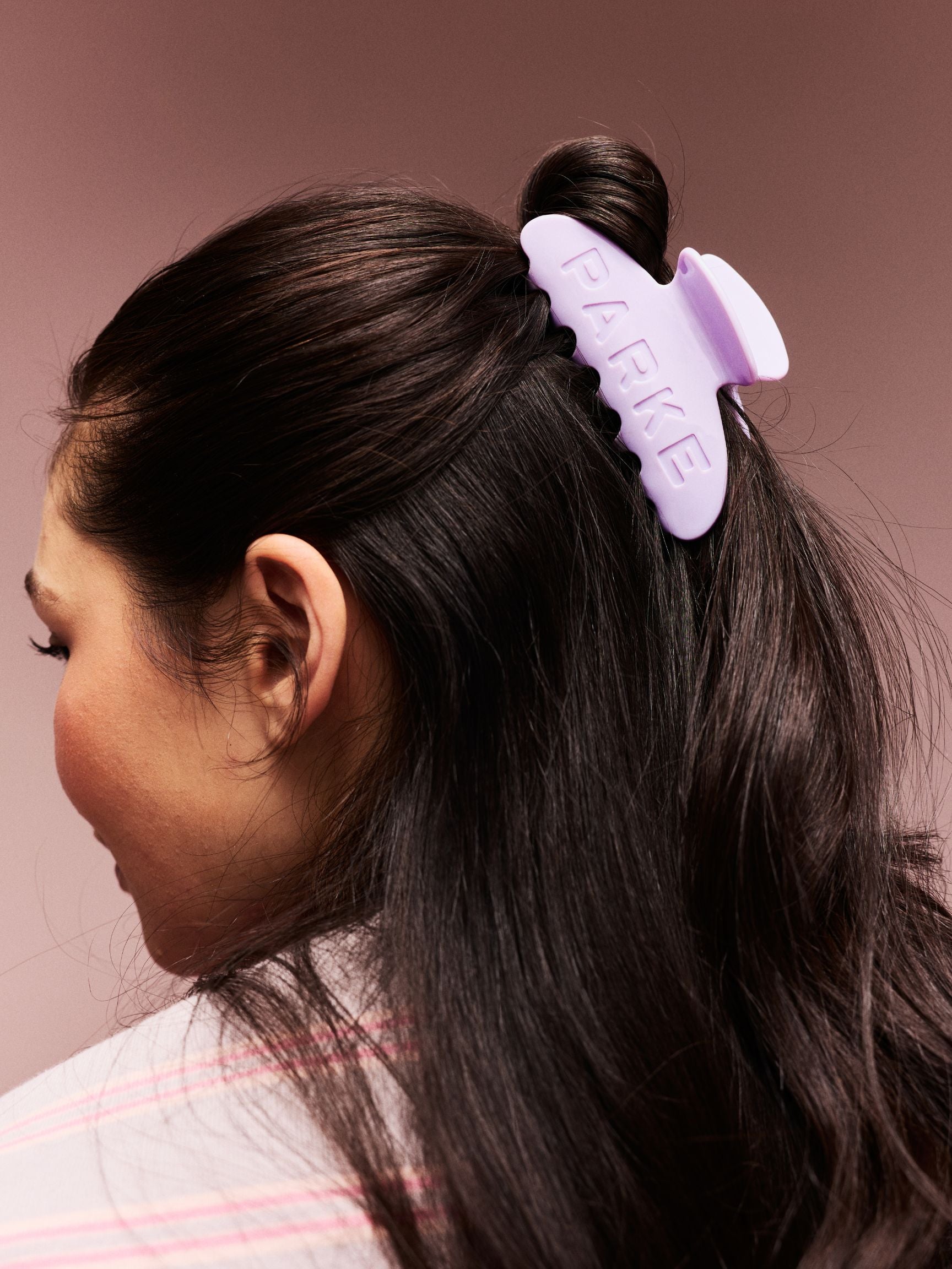 girl wearing Claw Clip -lavender