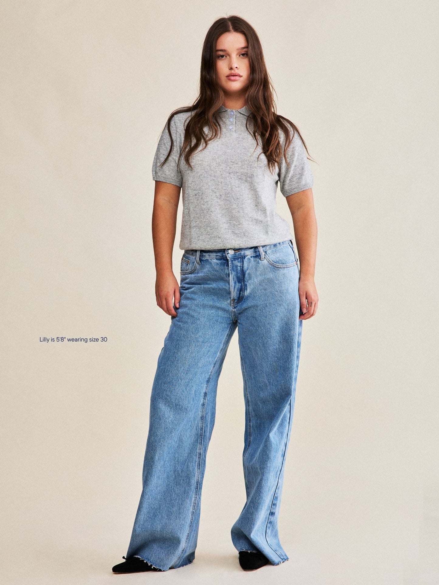 girl wearing low rise baggy jean -vintage wash