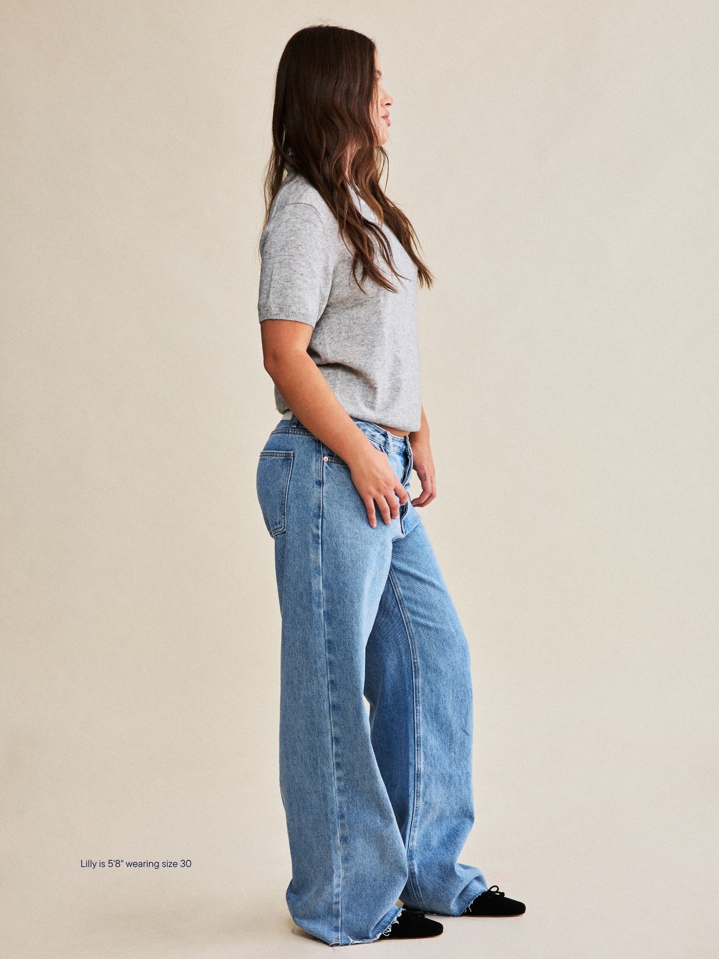 girl wearing low rise baggy jean -vintage wash