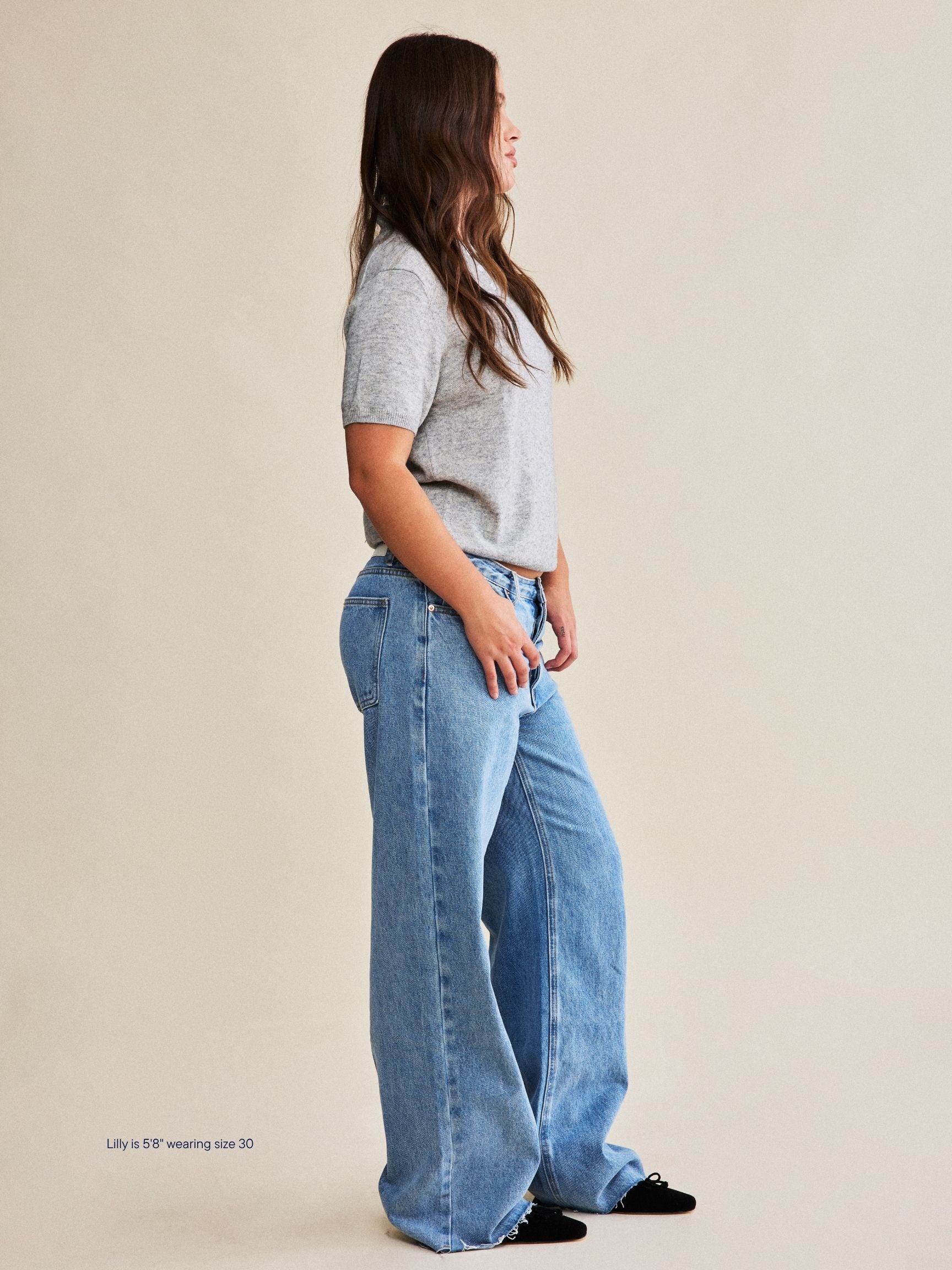 girl wearing low rise baggy jean -vintage wash