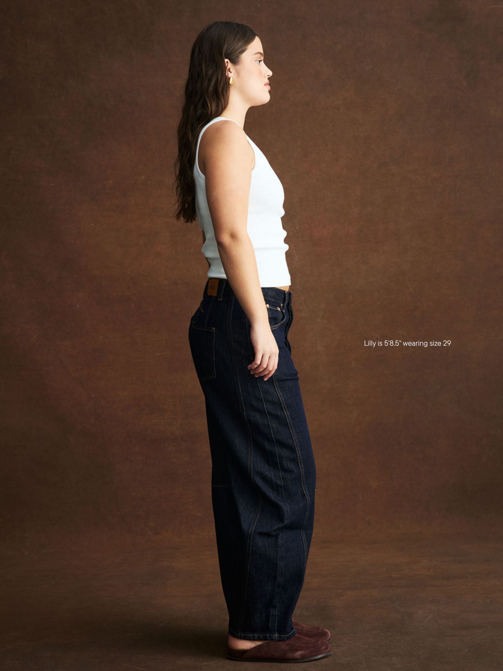 girl wearing horseshoe jean -dark wash