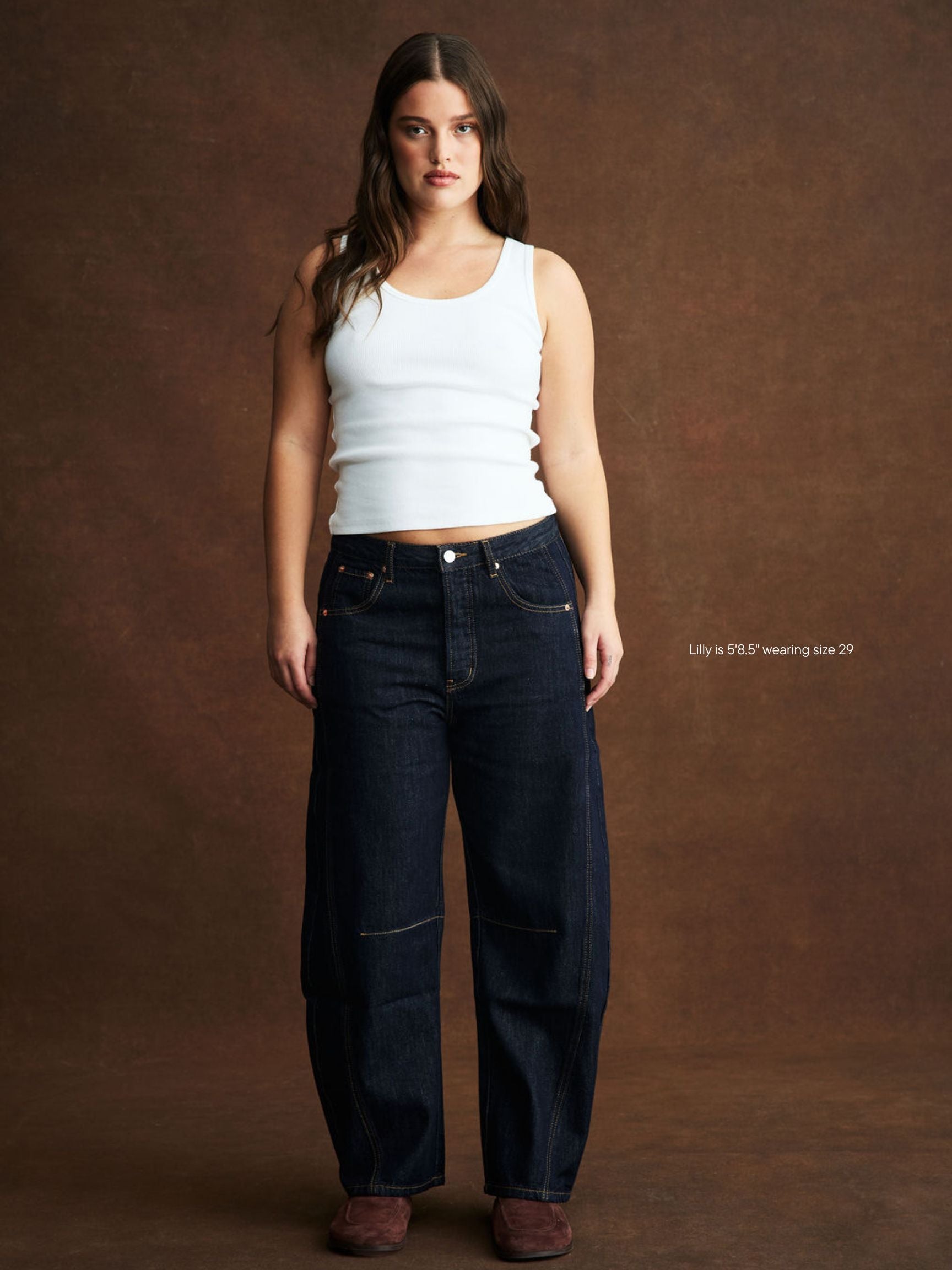 girl wearing horseshoe jean -dark wash