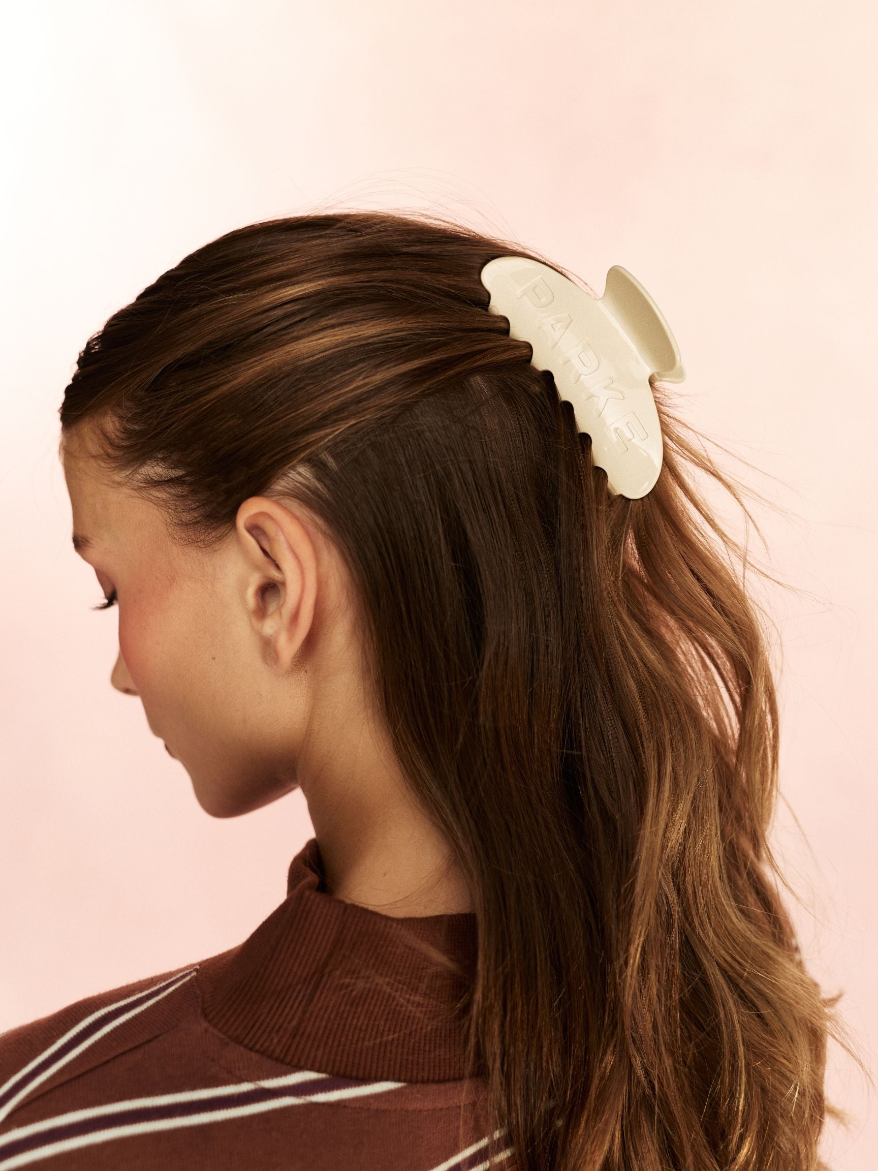 girl wearing Tonal Claw Clip -oat