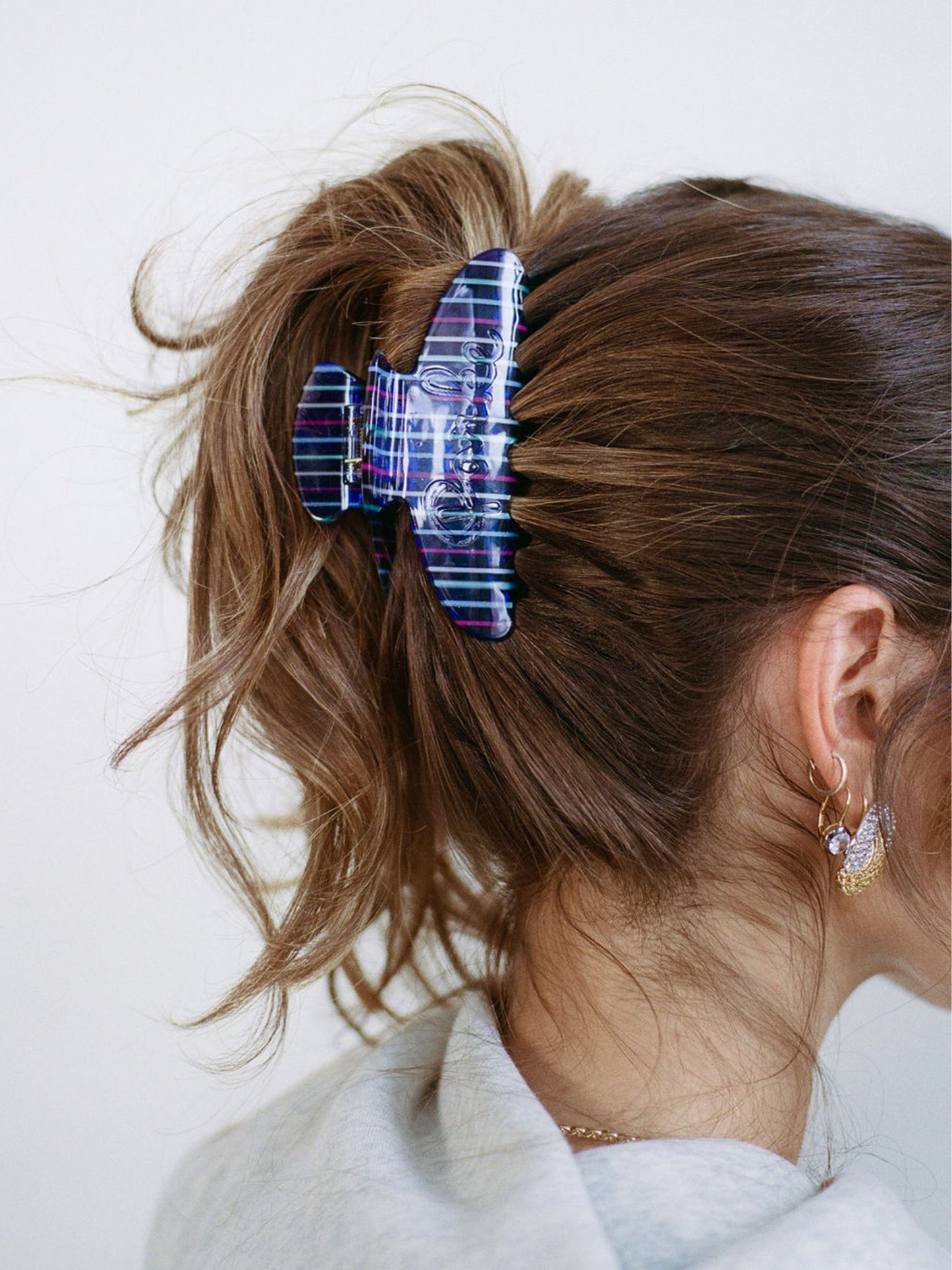 girl wearing Cities Claw Clip -denim stripe
