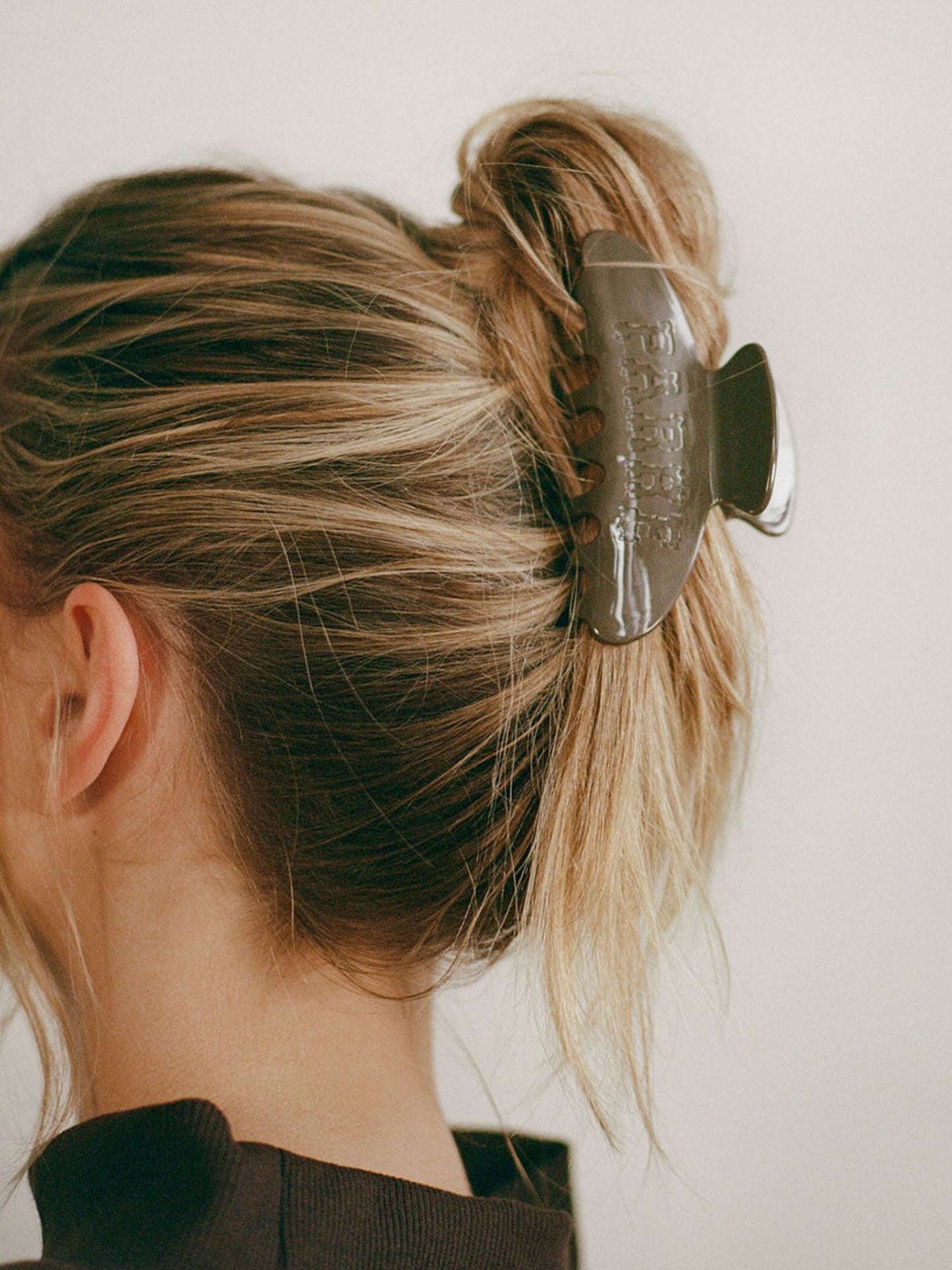 girl wearing Cities Claw Clip -cowboy