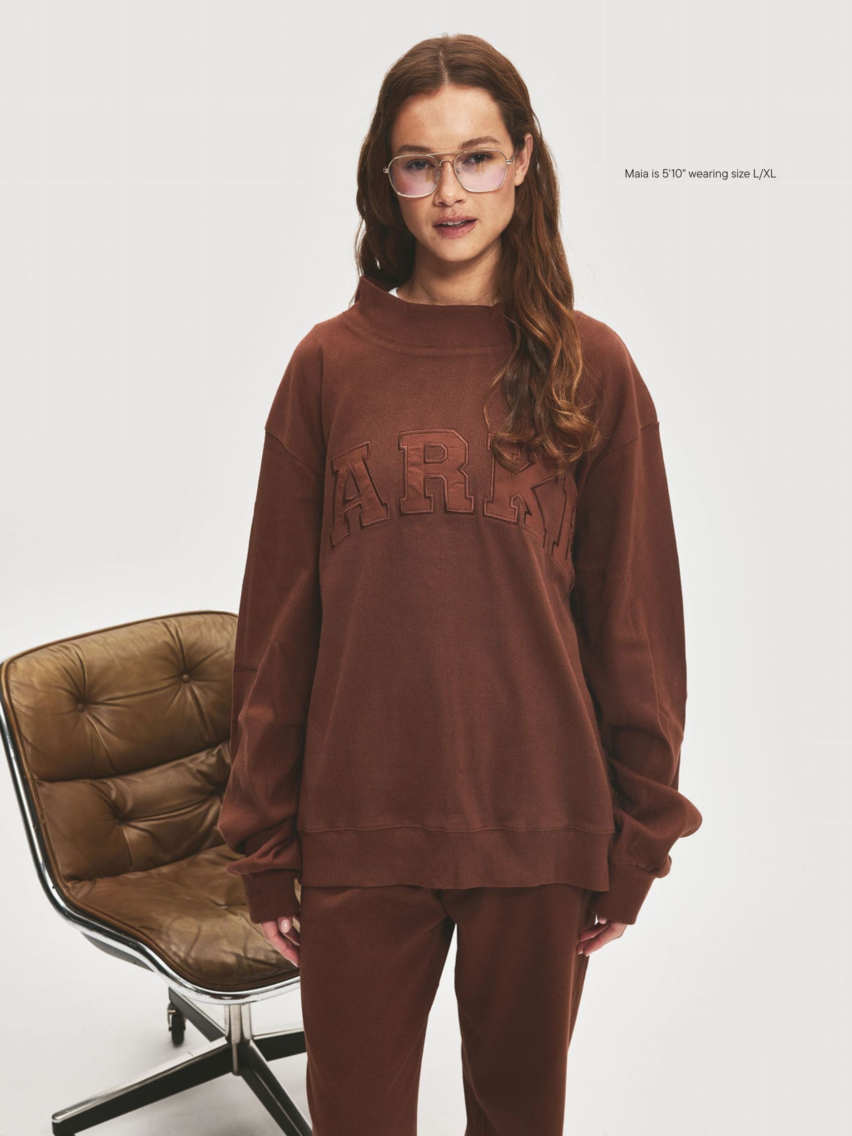 girl wearing Ribbed Varsity Pullover -mocha