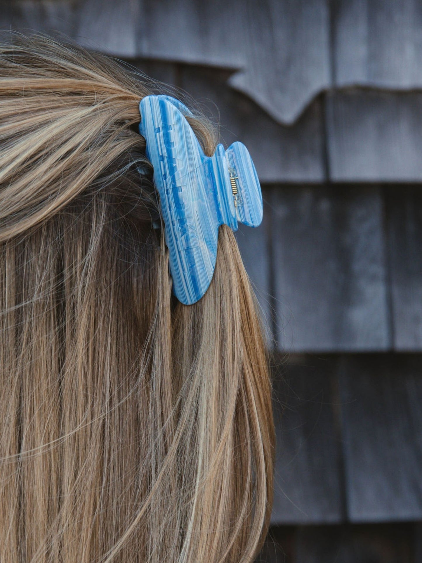 girl wearing claw clip -hydrangea