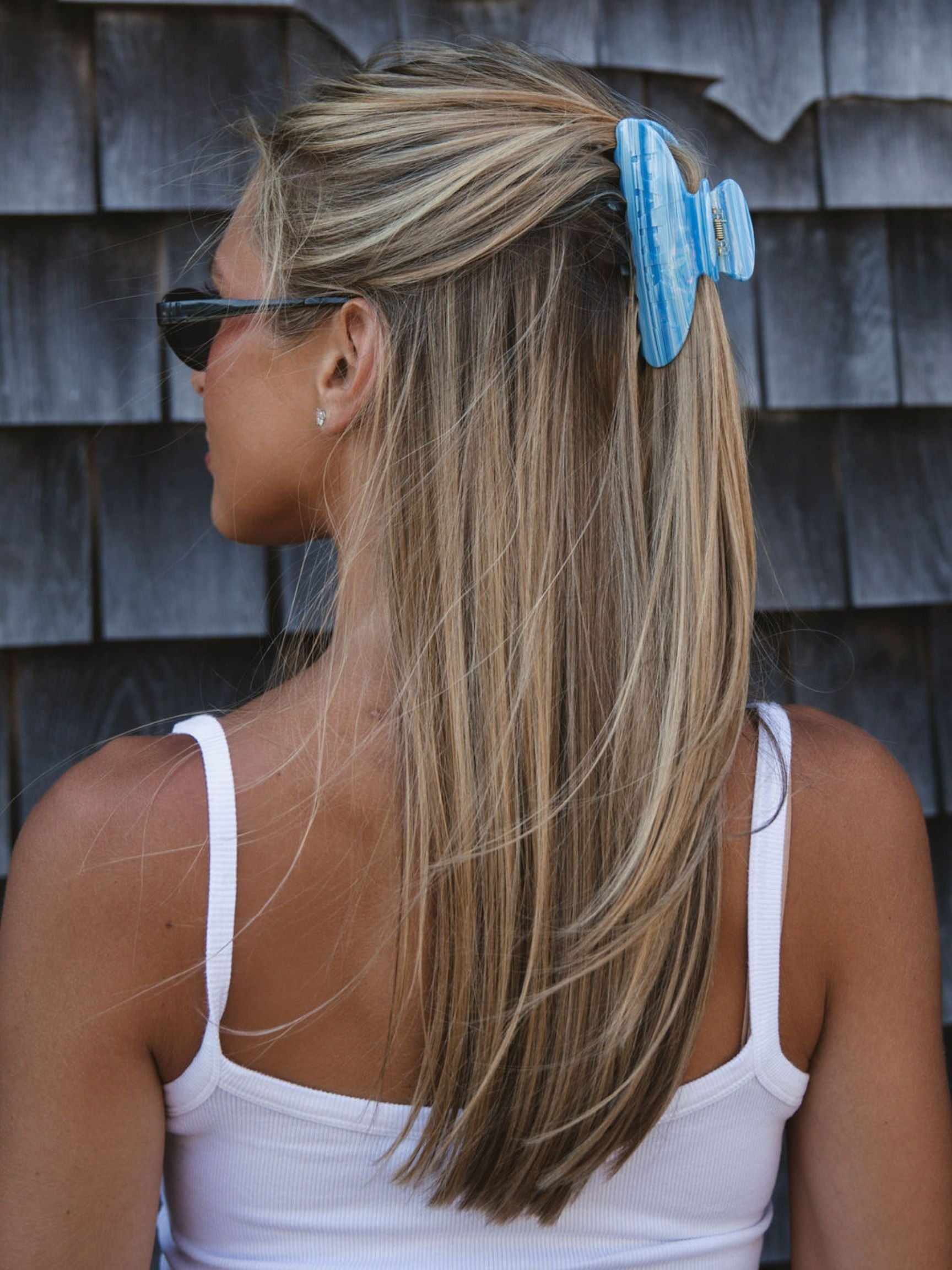 girl wearing claw clip -hydrangea