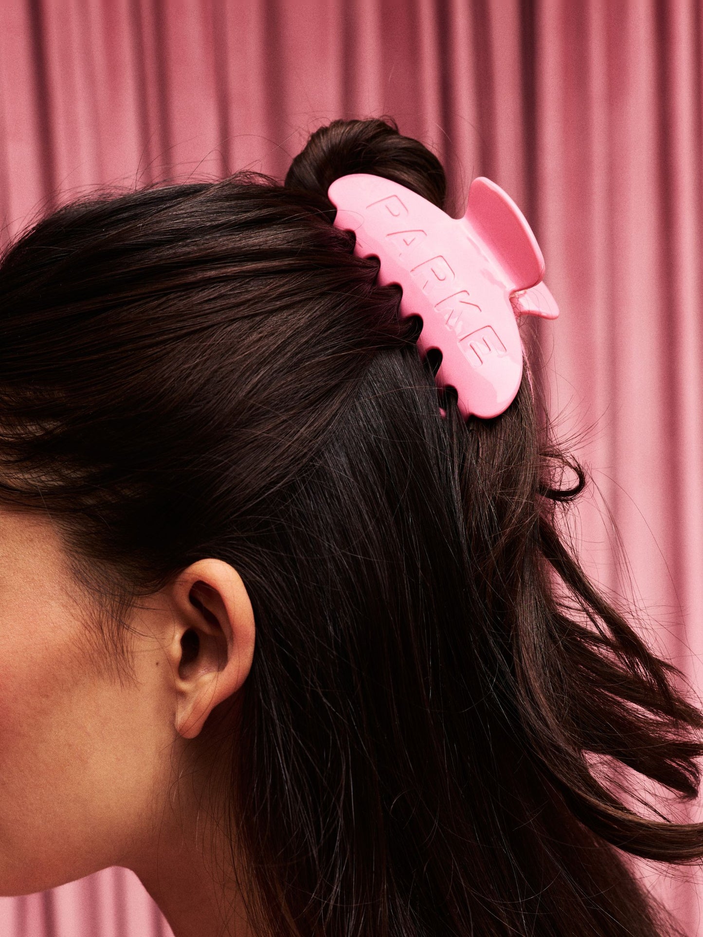 girl wearing Claw Clip -blush