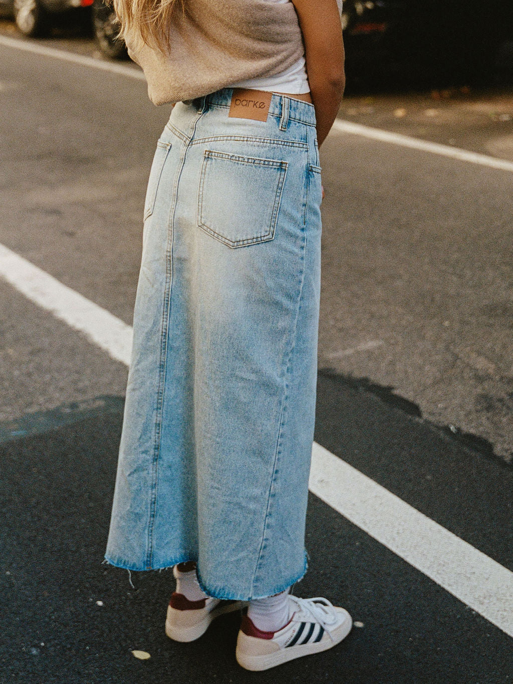 How to Style a Denim Skirt — 10 Stunning Denim Skirt Outfit Ideas | Saia  jeans longa, Looks moda, Looks